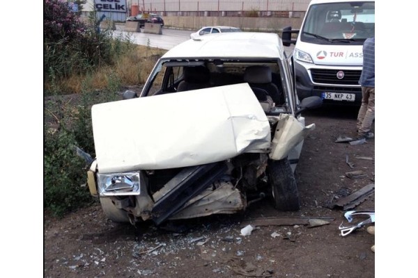 YENİ FOÇA YOLUNDA TRAFİK KAZASI: 2 YARALI