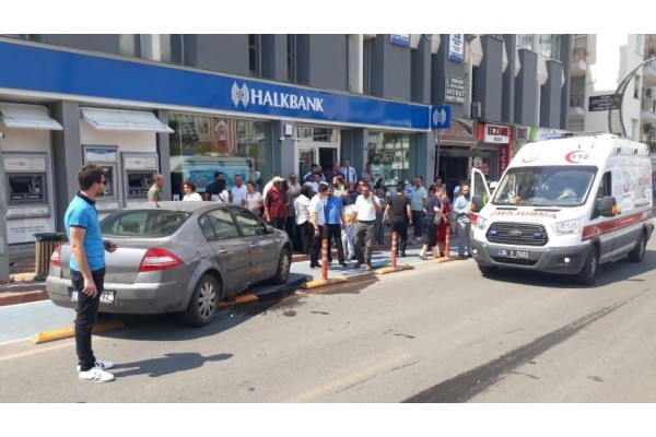 OTOMOBİL YAYAYA ÇARPTI