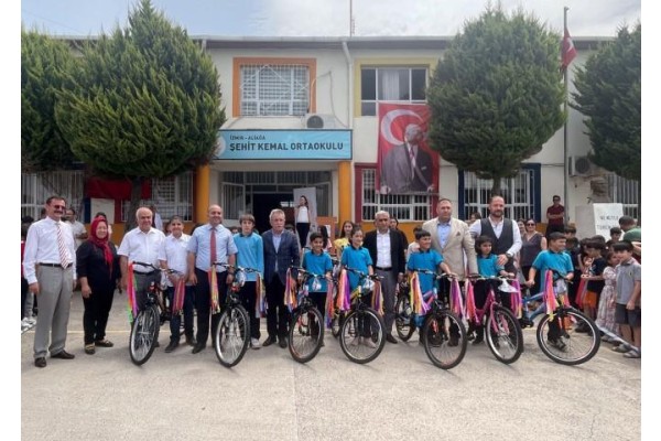 Öğrencilere karne hediyesi