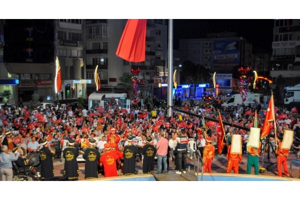 ALİAĞA 15 TEMMUZ ŞEHİTLERİNİ ANDI