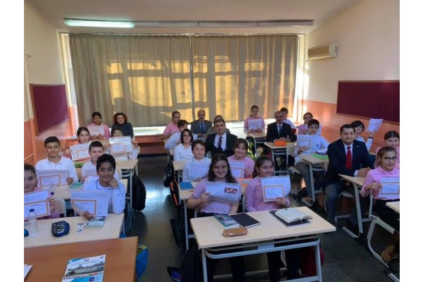 ÖĞRENCİLER KARNELERİNİ ALDI