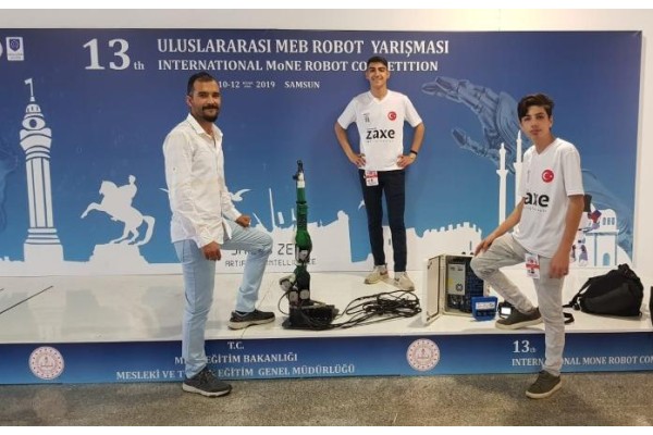 ROBOT YARIŞMASINDA ALİAĞA’YI TEMSİL ETTİLER