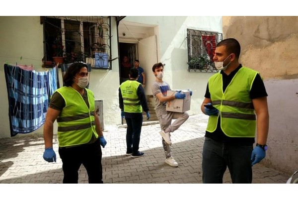 AK PARTİLİ GENÇLERDEN İHTİYAÇ SAHİPLERİNE ERZAK