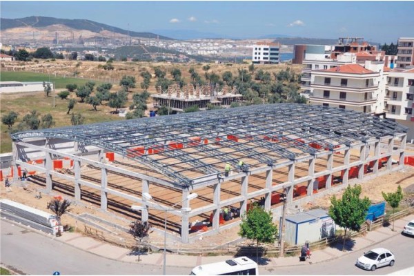 DÜĞÜN SALONU HIZLA YÜKSELİYOR