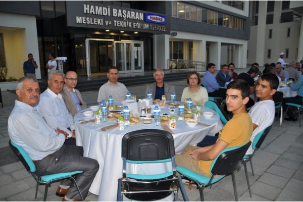 SANAYİCİLER VE EĞİTİMCİLER İFTARDA BULUŞTU