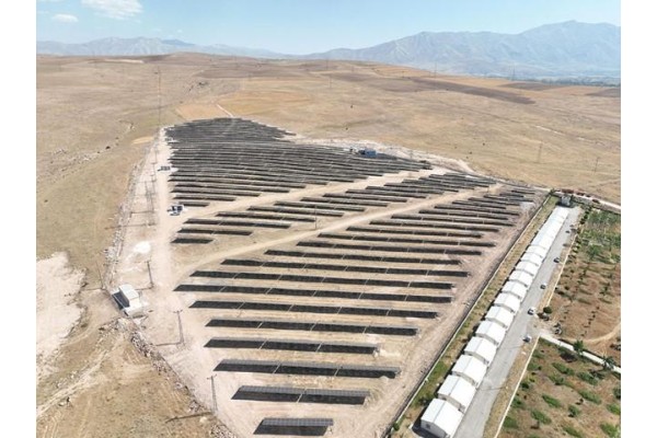 Kara yolları enerjisini güneşten alıyor