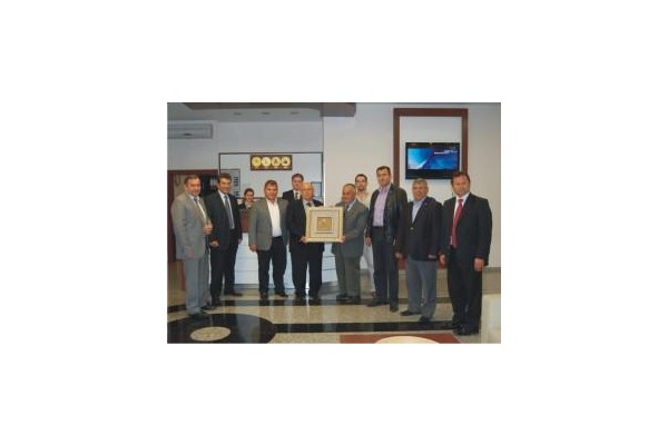 Aliağa'ya yatırıma teşekkür plaketi