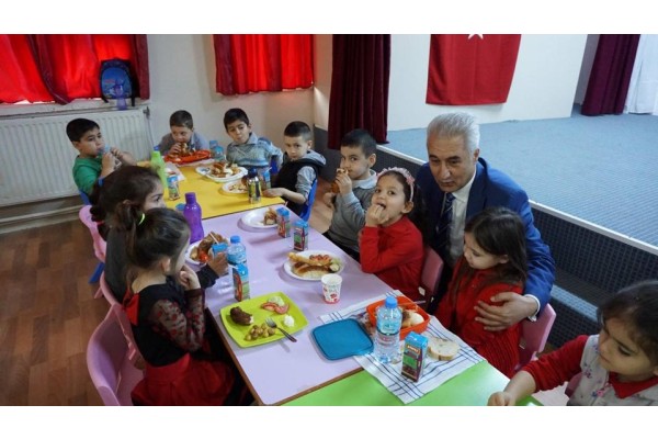 KÖY OKULLARINI ZİYARET SÜRÜYOR