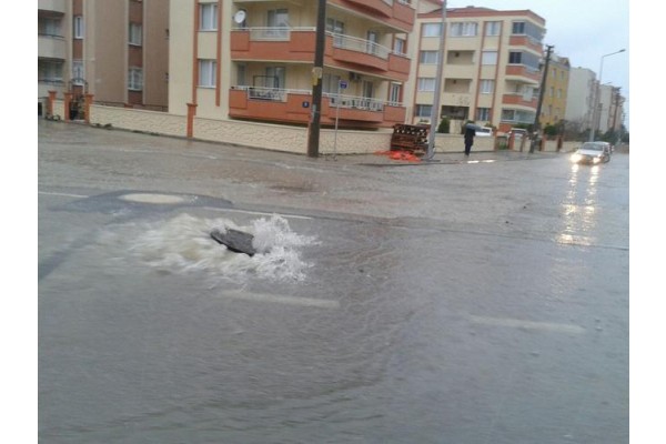 ŞİDDETLİ YAĞMUR ALİAĞA’YI ETKİLEDİ