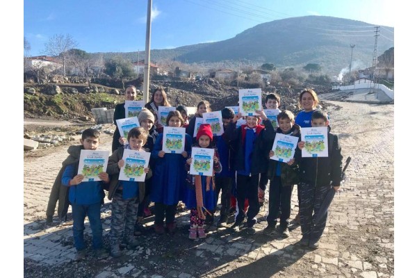 BELEDİYEDEN ÇOCUKLARA KARNE HEDİYESİ