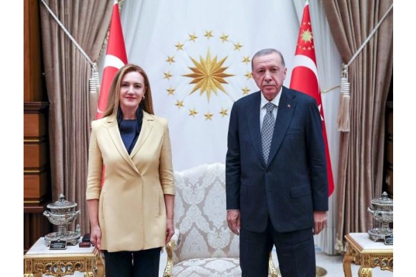 Hotar büyükelçi oldu