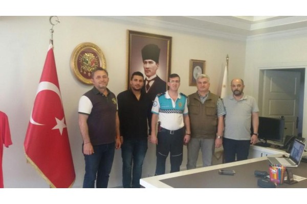 BAYRAĞI İNDİREN ŞAHSI YAKALAYAN POLİSLERE ÖDÜL