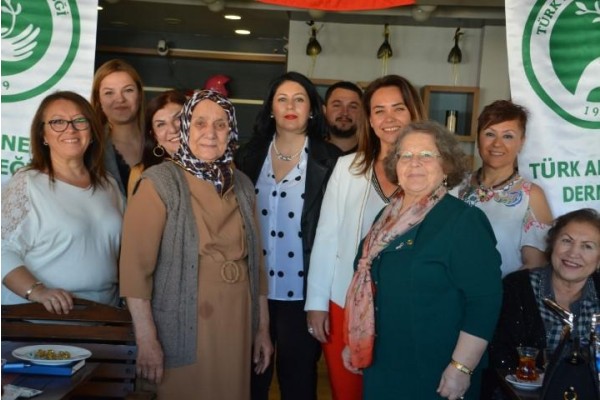 YENİ ÜYELERE ROZETLERİ TAKILDI