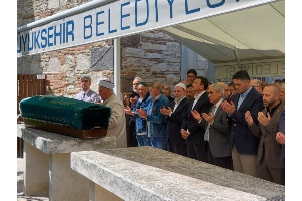 Eski Bakan Akdağ, halasının cenazesine katıldı