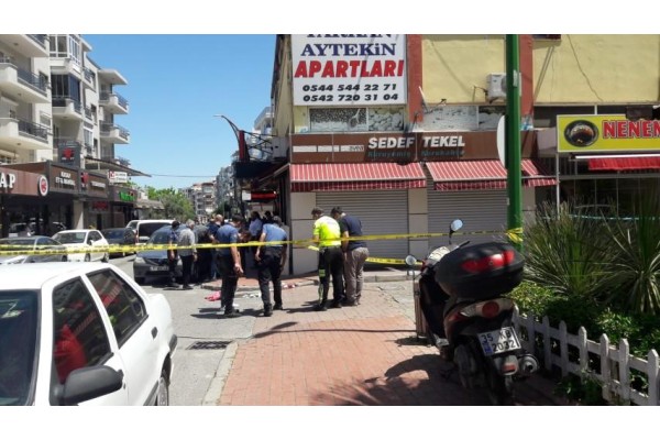 ANNESİNİ BIÇAKLAYIP 2 KİŞİYİ ÖLDÜRDÜ