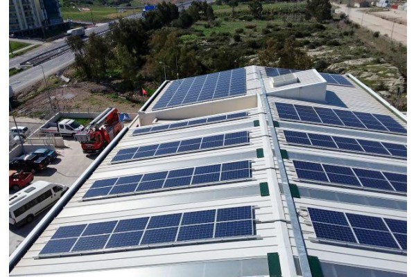 İTFAİYENİN ÇATISINA GÜNEŞ PANELİ KURULDU