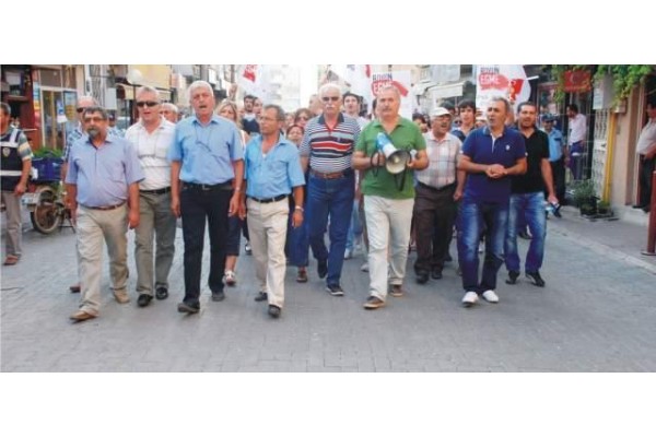 AK PARTİ ÖNÜNDE PROTESTO!