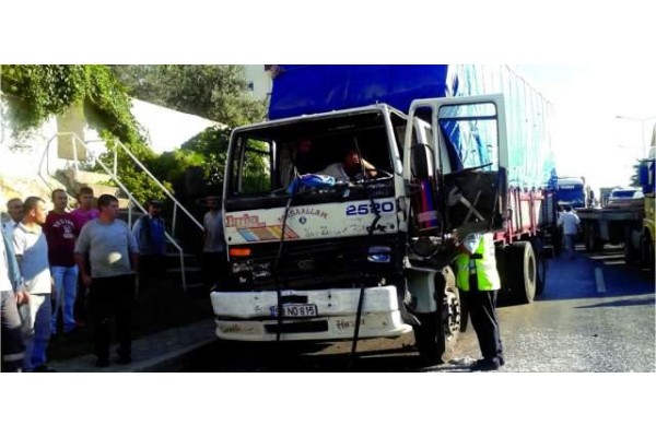 ALİAĞA’DA ZİNCİRLEME KAMYON KAZASI, 1 YARALI