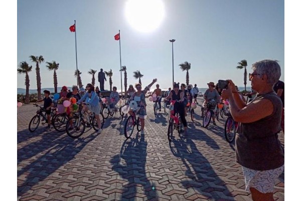 Yeni Şakran’da 'Süslü Kadınlar Bisiklet Turu'