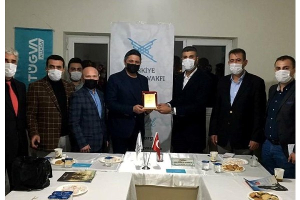 TÜGVA’DAN ACAR’A PLAKET