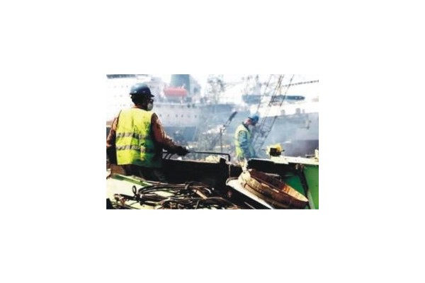 Yangın tüpü kaçak yaptı, 1 kişi yaralandı