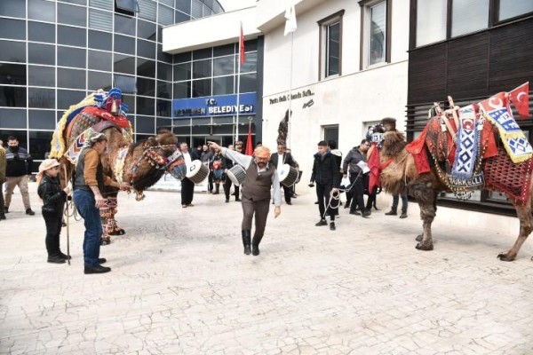 Menemen'de deve gösterisi heyecanı