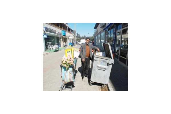 Ekmeğini çöpten çıkarıyor