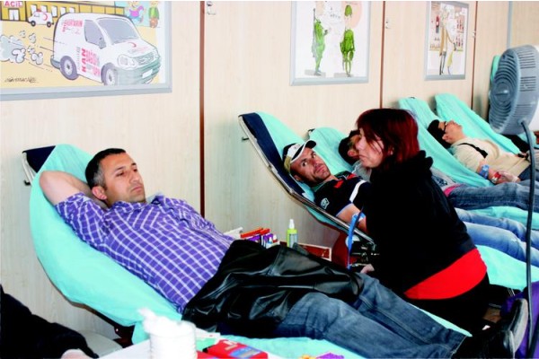 571 GÖNÜLLÜ KAN BAĞIŞINDA BULUNDU