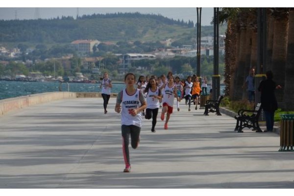 23 NİSAN KOŞUSU'NDA KIYASIYA MÜCADELE