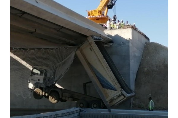 DAMPERİ AÇIK KALAN KAMYON VİYADÜĞE ÇARPTI