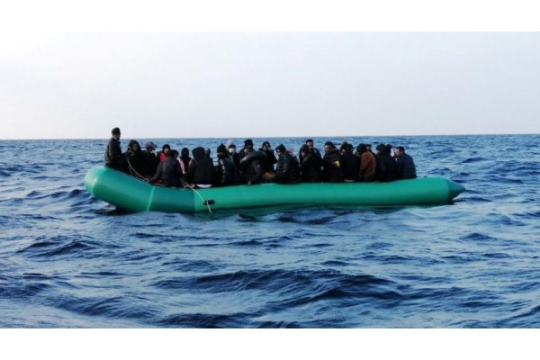 30 DÜZENSİZ GÖÇMEN KURTARILDI