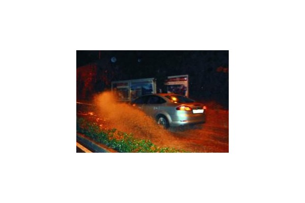 ALİAĞA’YI YAĞMUR VURDU