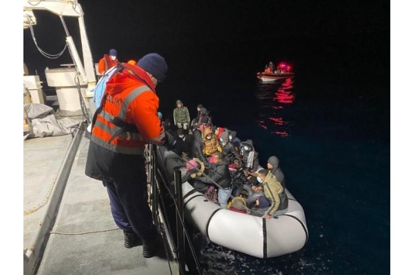 50 DÜZENSİZ GÖÇMEN KURTARILDI