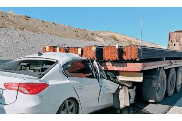 Tıra çarpan sürücü hayatını kaybetti