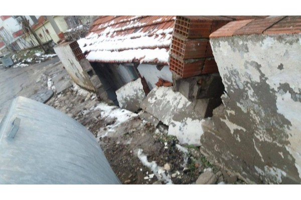 İZSU'NUN DİKKATSİZLİĞİ TEHLİKEYE DAVETİYE ÇIKARDI