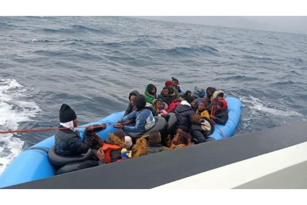 38 DÜZENSİZ GÖÇMEN KURTARILDI