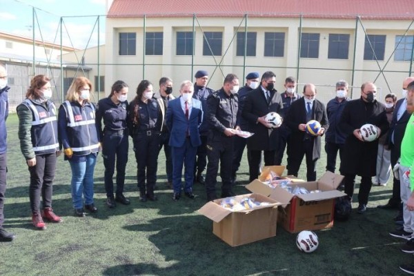 PROTOKOLDEN CEZAEVİNDEKİ ÇOCUKLARA HEDİYE