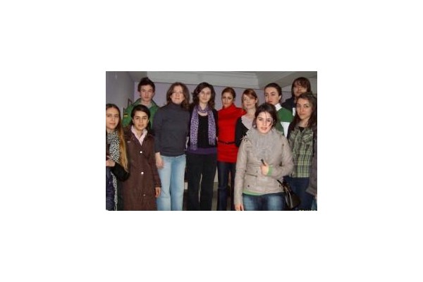 Öğrencilerden kadınlara destek