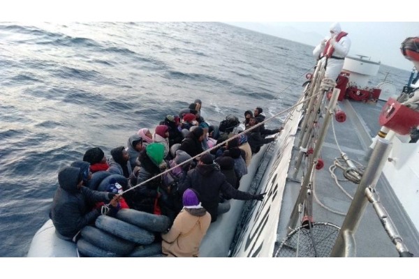 76 DÜZENSİZ GÖÇMEN KURTARILDI