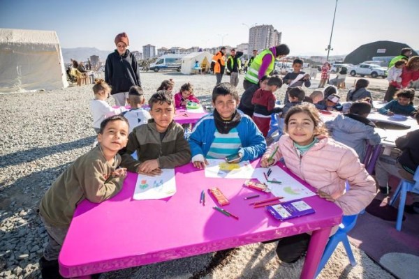 Çocukların yüzleri Masal Evi ile gülüyor