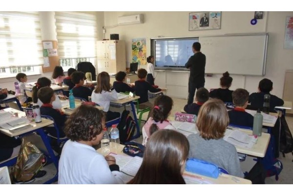 Depremzede öğrenciler için ders zili İzmir’de çaldı