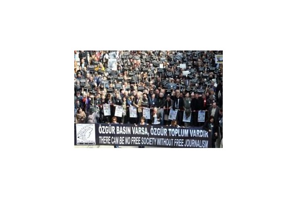 Gazeteciler özgürlük için yürüdü