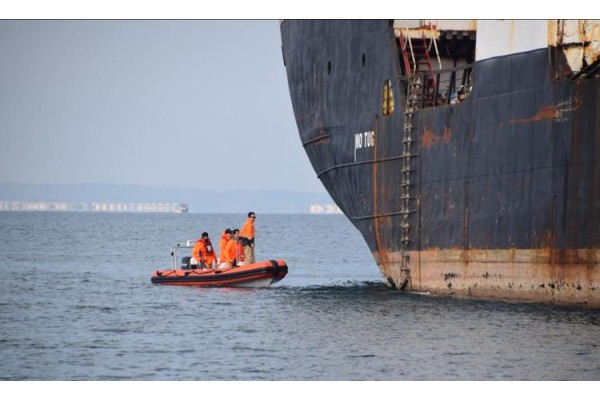 HACİZLİ GEMİDEN MALZEME ÇALARKEN YAKALANDILAR