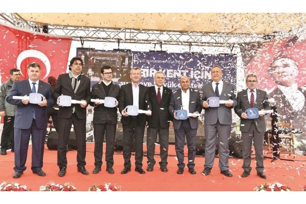 BÜYÜKŞEHİR’DEN KUZEY EGE İLÇELERİNE TEMİZLİK ARACI