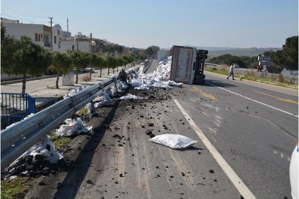 KÖMÜR YÜKLÜ TIR DEVRİLDİ: 1 YARALI