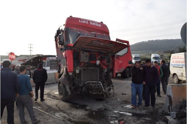 YÜK TRENİ TIRA ÇARPTI