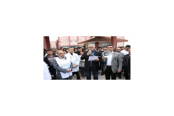 Eylemdeki doktorlara işçilerden destek