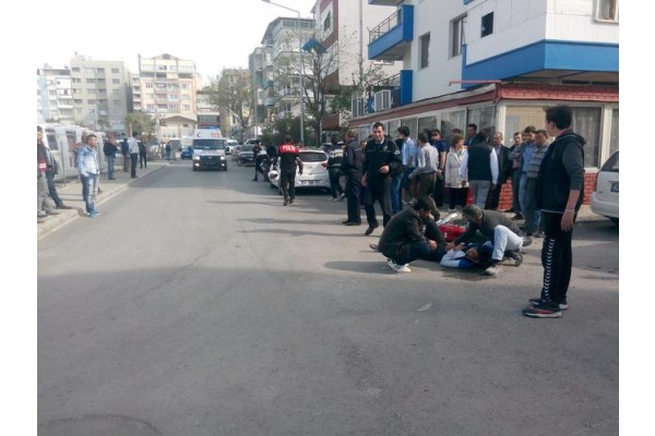 MOTOSİKLET KAMYONETE ÇARPTI; 1 YARALI