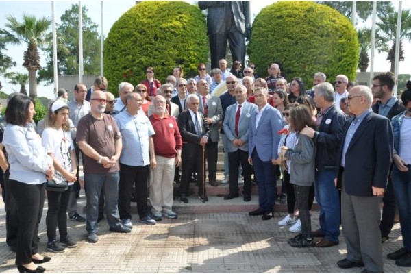 ADD ATATÜRK ANITI’NA KARANFİL BIRAKTI