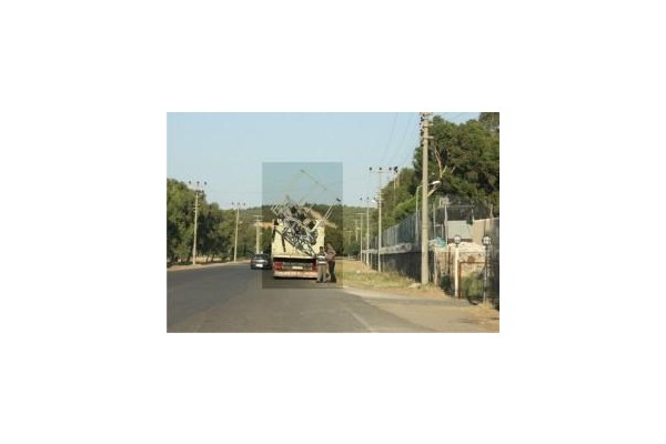 ELEKTRİK DİREĞİ ALİAĞA’YI ELEKTRİKSİZ BIRAKTI